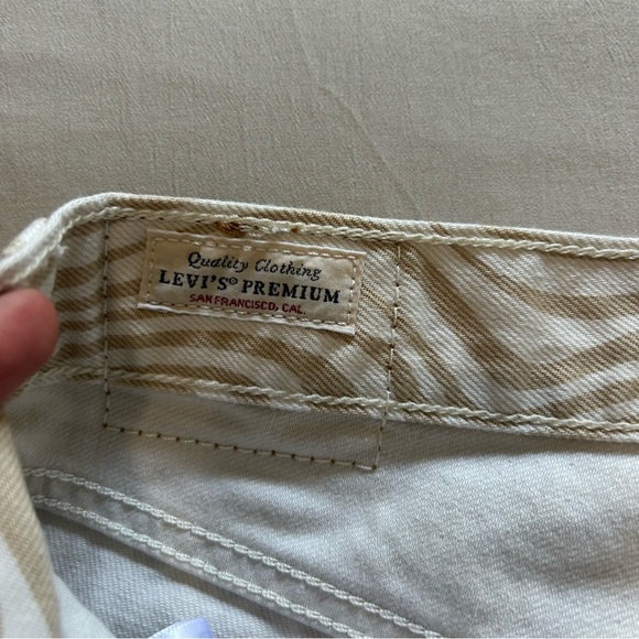 Levi's Women's Cream and White Zebra Print Ribcage Straight Ankle Jeans 31 - Picture 6 of 8